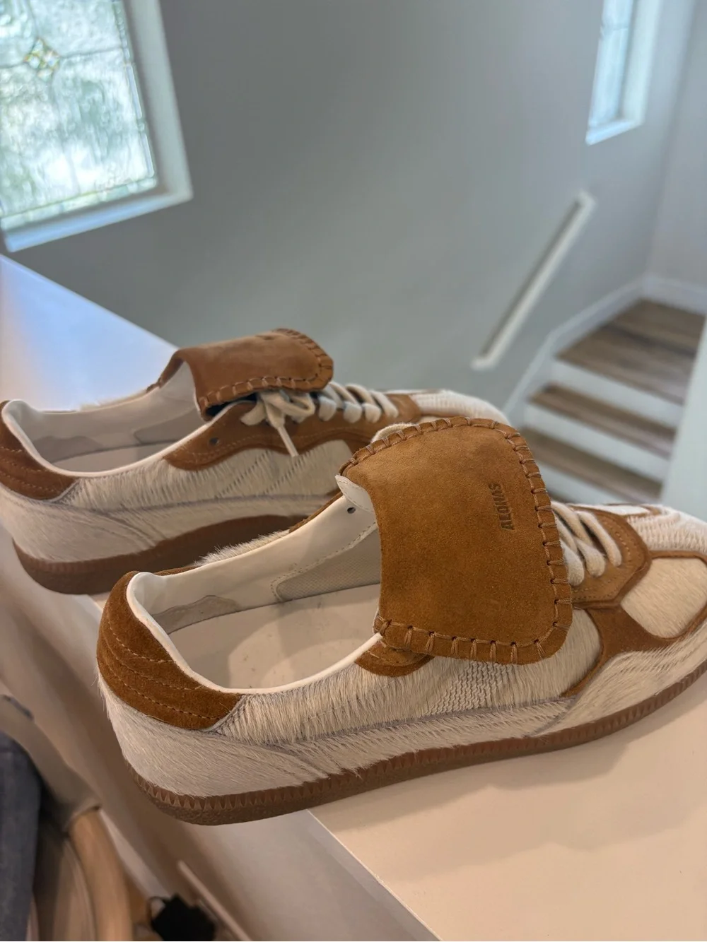 ALOHAS Kids White and Tan Suede Low-Top Sneakers with Gum Sole